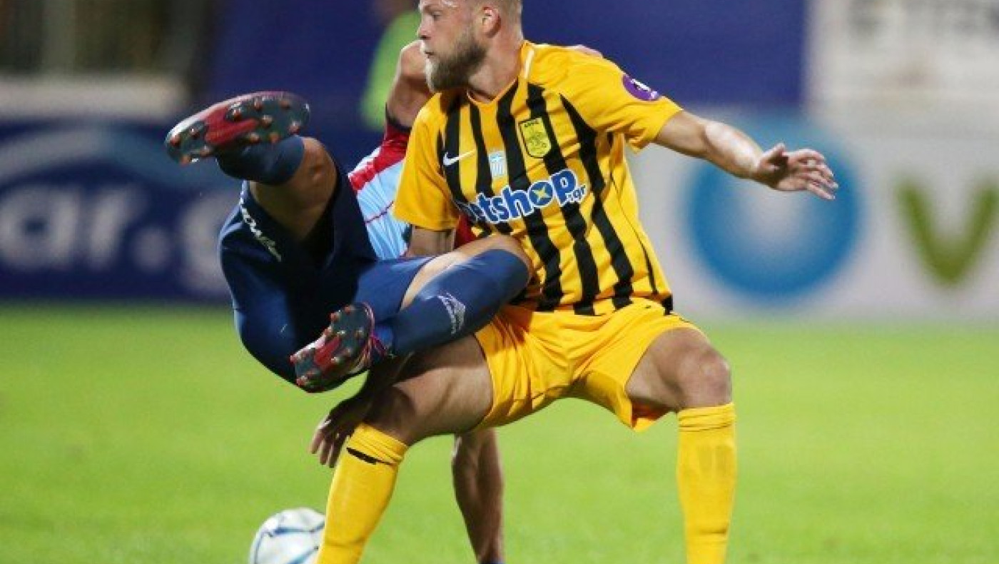 Πρώτα                    «αφελής» και μετά… καταραμένος