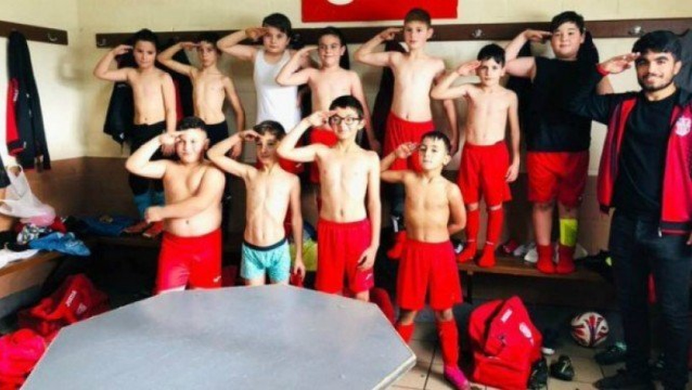 ΣΟΚ! Τουρκική ομάδα Κ10 στο Βέλγιο χαιρετάει στρατιωτικά