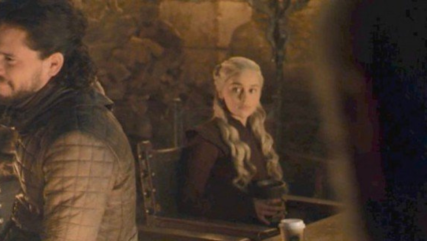 Η Εμίλια Κλαρκ αποκάλυψε τον «ένοχο» που ξέχασε τον καφέ του στο πλατό