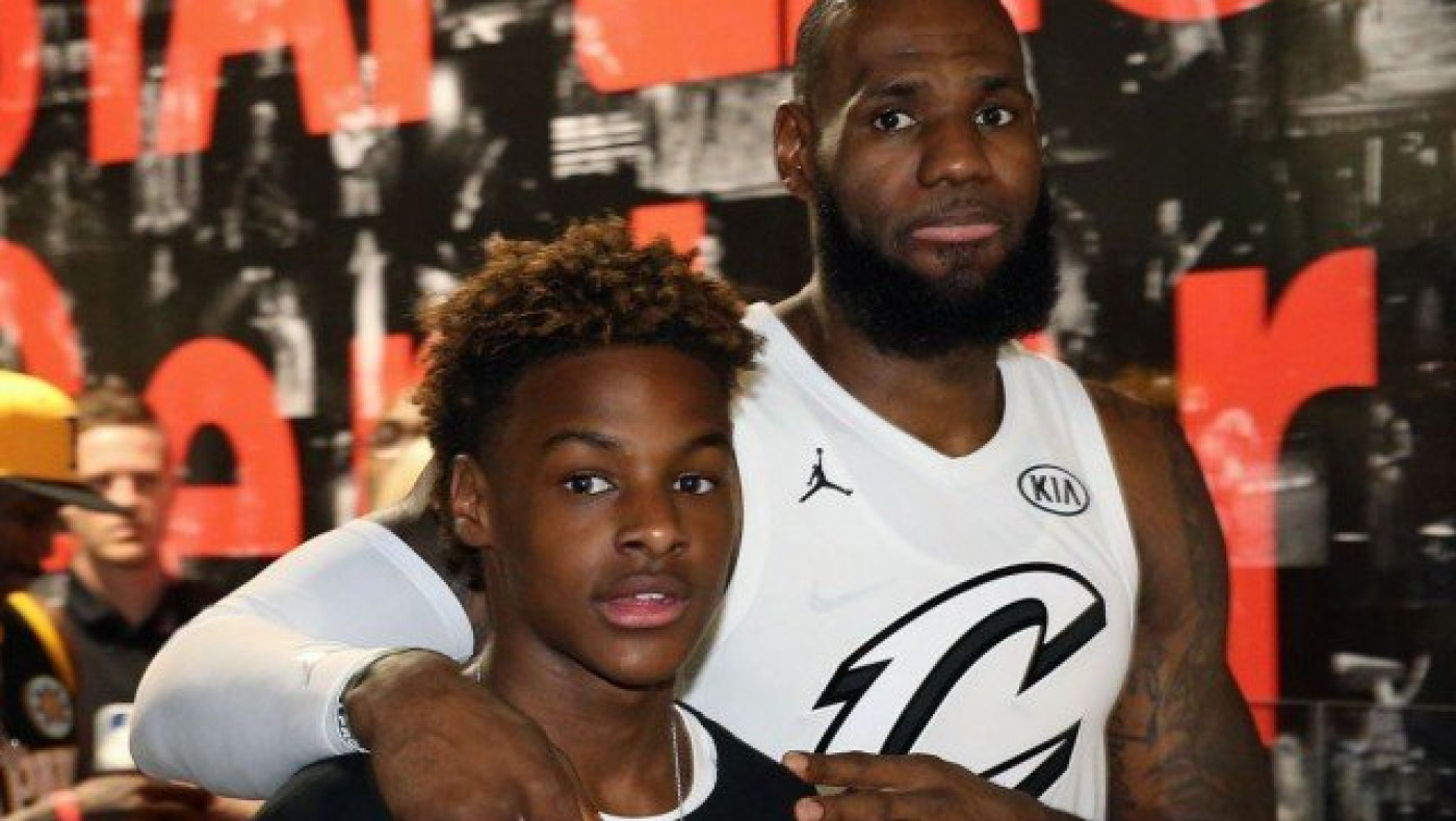 Ο γιος καρφώνει και ο μπαμπάς Λεμπρόν Τζέιμς χειροκροτεί (vid)