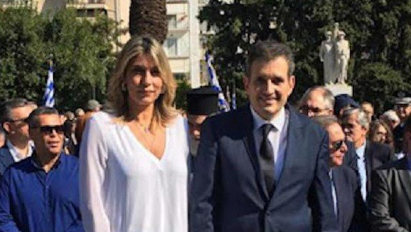 Παρέλαση: Μόνοι στο βάθρο ο δήμαρχος Καλλιθέας με την Αννα Καραμανλή