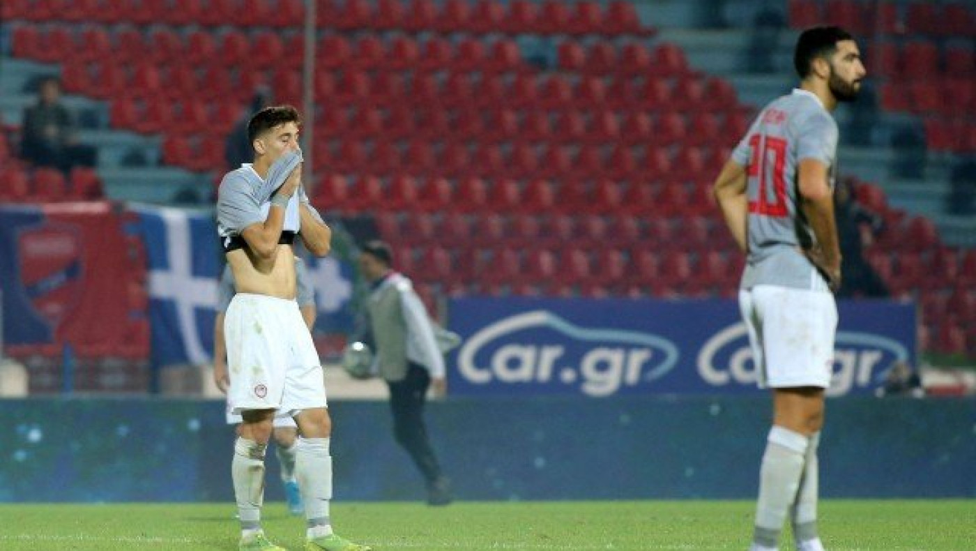 Ξεφωνητά από τους οπαδούς του Ολυμπιακού: «Tι μας φταίει ο Σαββίδης!»