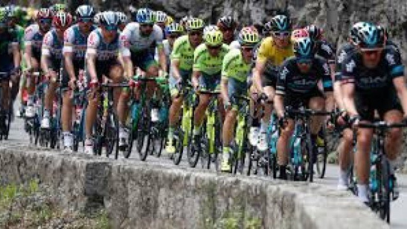 Η στιγμή που ο «πιτσιρικάς» προσπερνάει επαγγελματίες ποδηλάτες (vid)