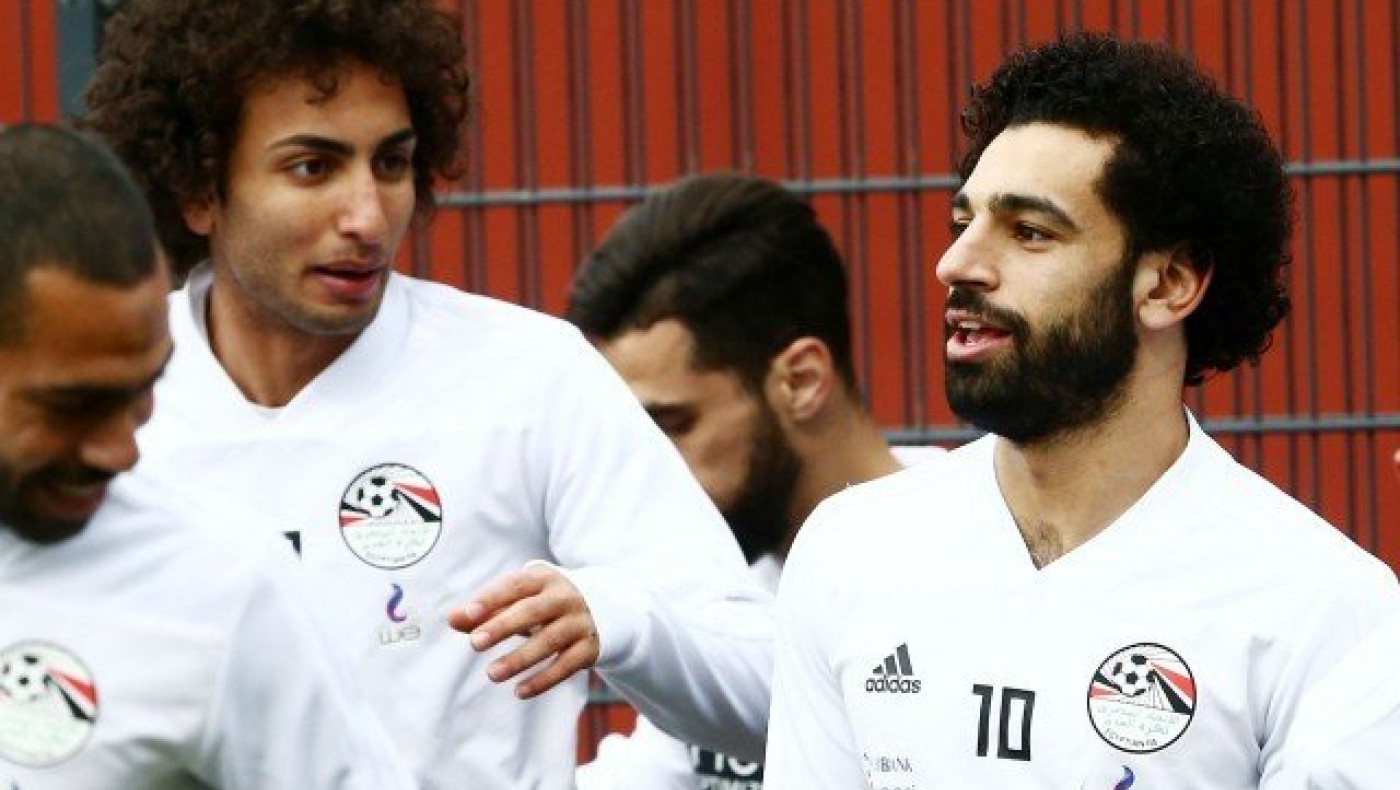 Μερακλής Σαλάχ        γλεντάει με τη «Ρόζα» του Μητροπάνου