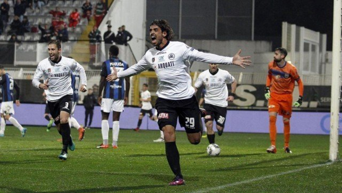 Στο «Χ» η Σπέτσια, στο «Χ» η Ανζέ,             στο «Χ» και η Αλκορκόν…