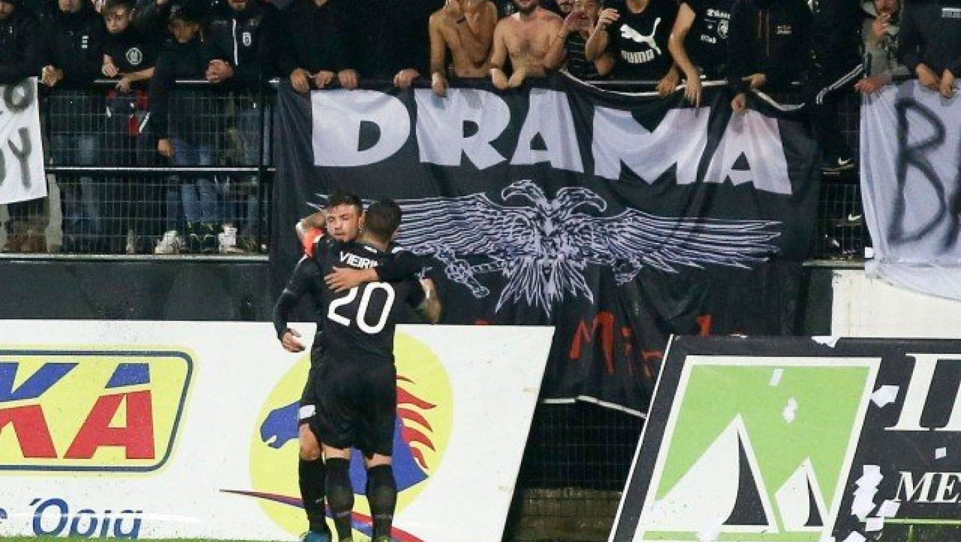 Τα επίσημα στιγμιότυπα και η «ασπρόμαυρη» κερκίδα στην Δράμα (video)