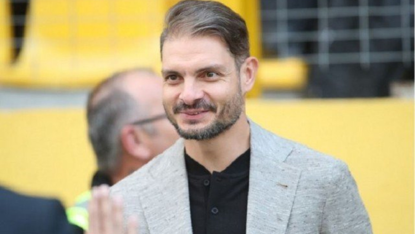 Αγκαλιά με το τρόπαιο του Euro o Χαριστέας                      (pic)