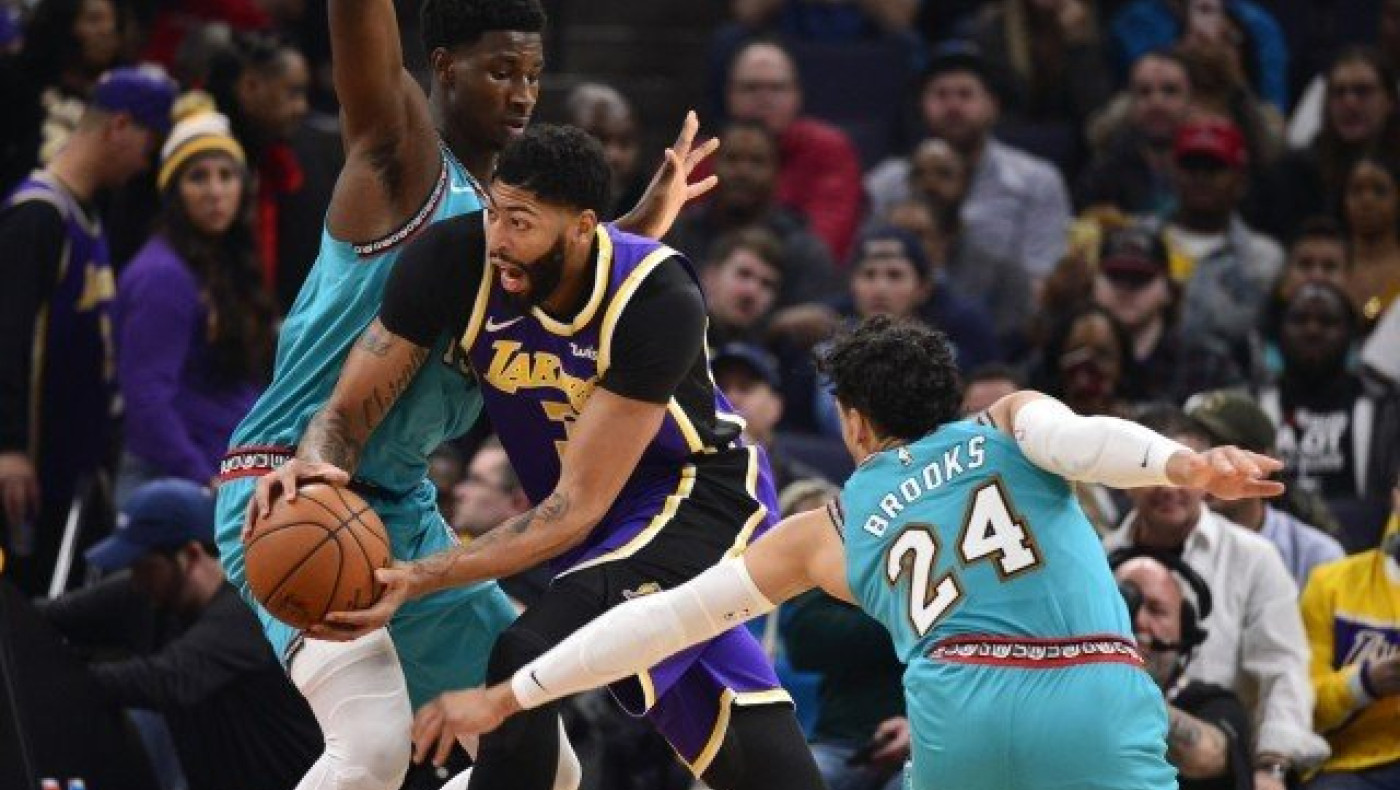 Νίκη-θρίλερ για τους Λέικερς, στο κατόπι τους οι Μπακς (vids)
