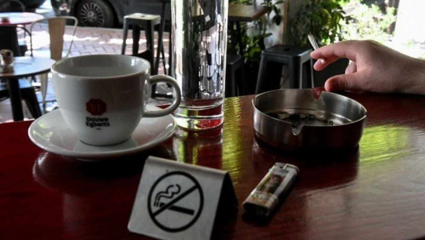 ΕΠΙΚΟ ΒΙΝΤΕΟ: «Έτσι δεν τρως πρόστιμο ενώ καπνίζεις»