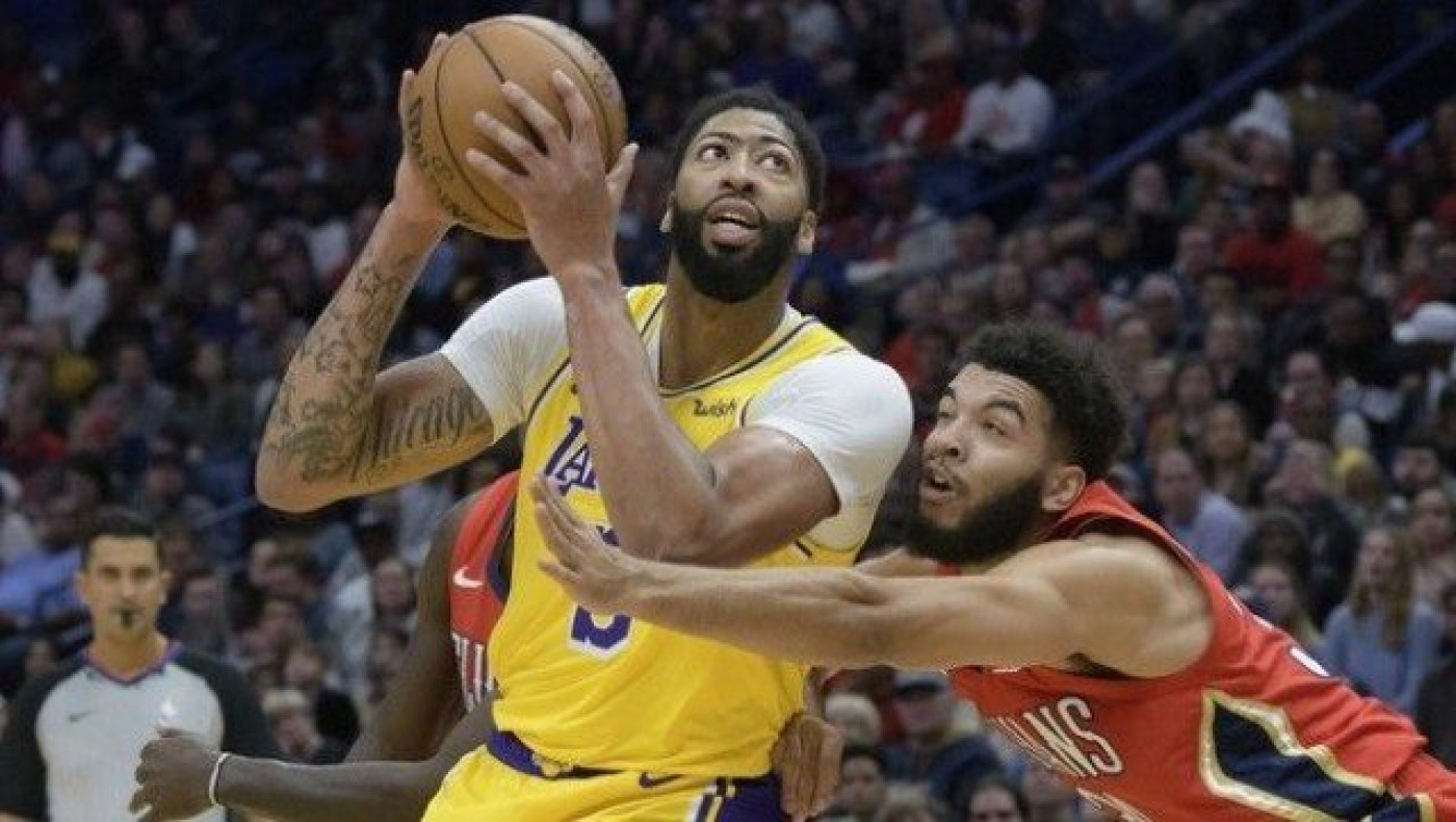 Εκκωφαντική επιστροφή Ντέιβις στη Νέα Ορλεάνη (vids)