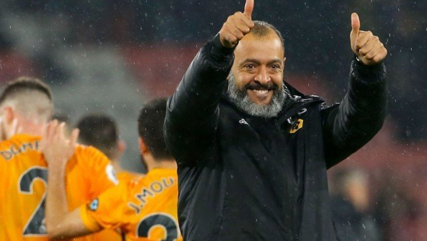 Πατριωτάκια, περνούν                            χέρι-χέρι