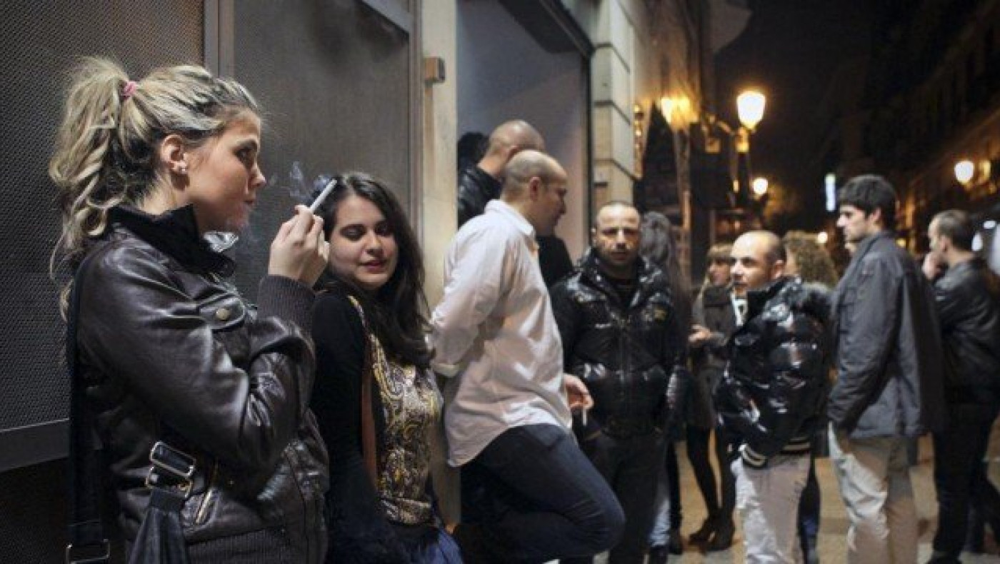 Smirting: Το νέο φαινόμενο στα μπαρ μετά την απαγόρευση του τσιγάρου