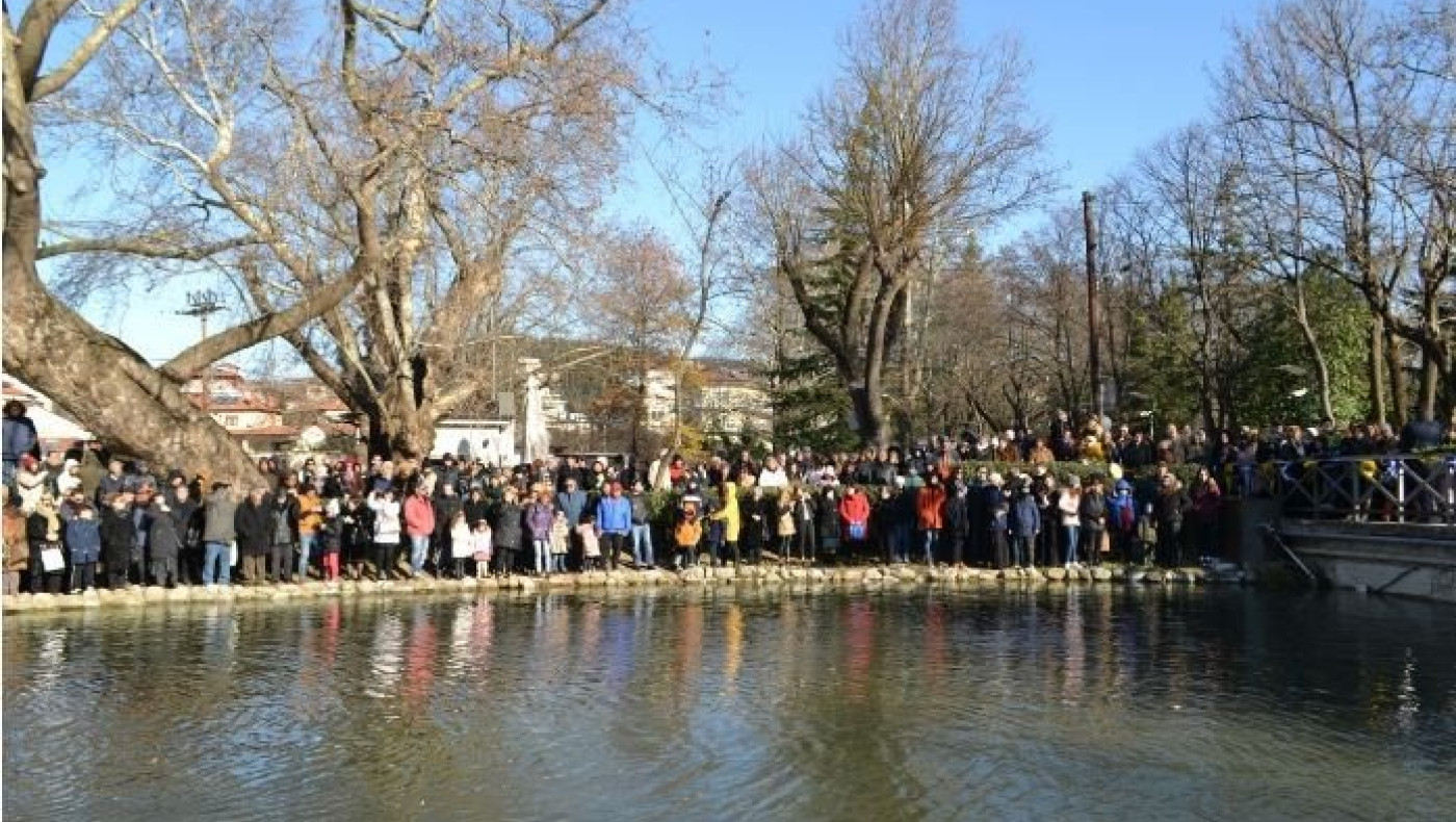 Με τσουχτερό κρύο βούτηξαν για τον Σταυρό στην Εδεσσα