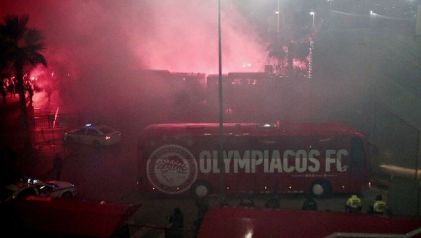 Συγκρούσεις οπαδών του Ολυμπιακού με την αστυνομία και ρίψη δακρυγόνων