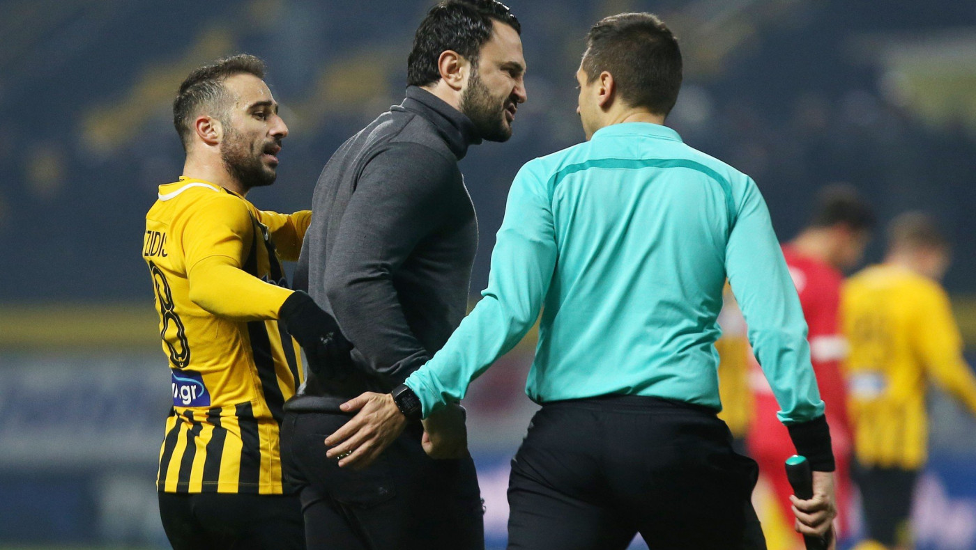 Έξαλλος ο Καρυπίδης, τα «έχωσε» στο ημίχρονο στους διαιτητές