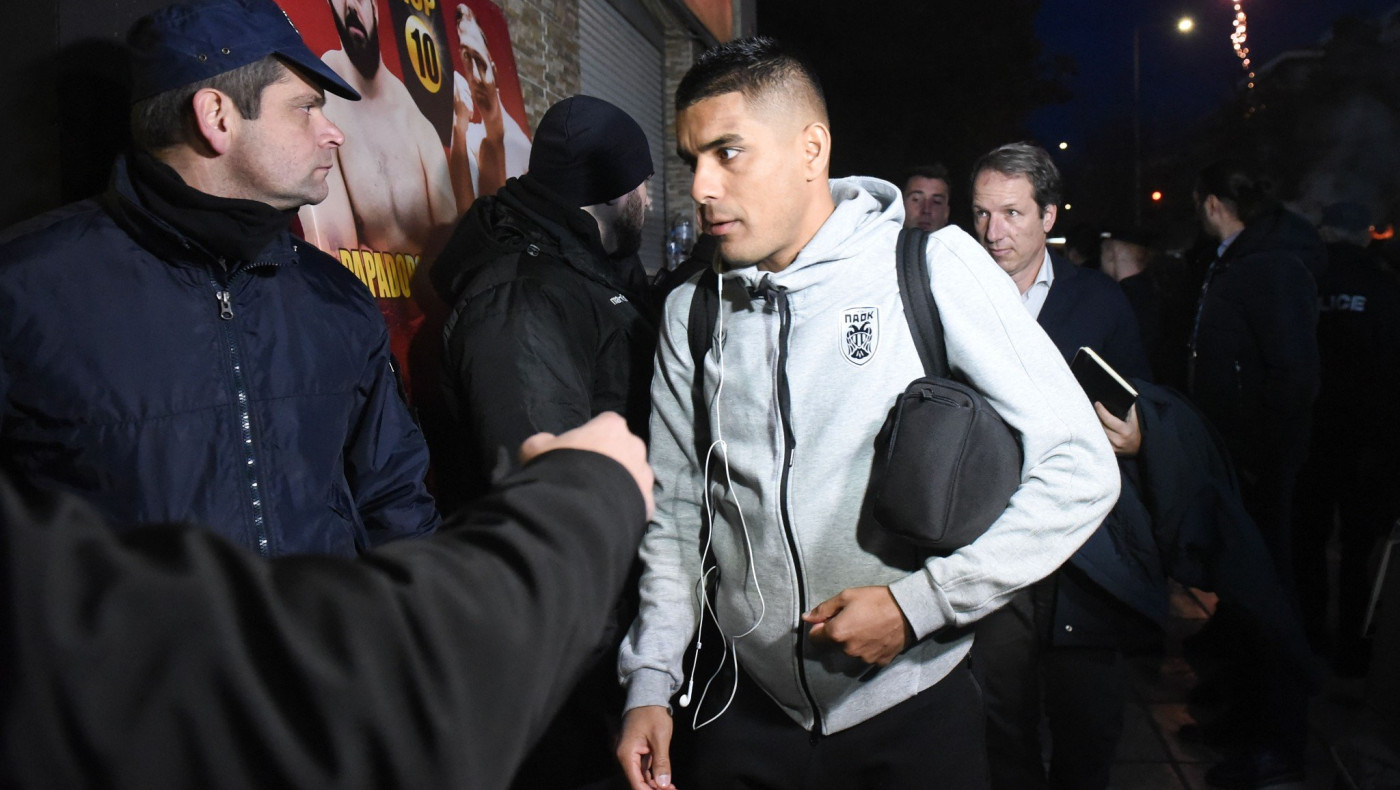 Έφτασε η αποστολή του ΠΑΟΚ, ρίψη φωτοβολίδας (pics+vid)