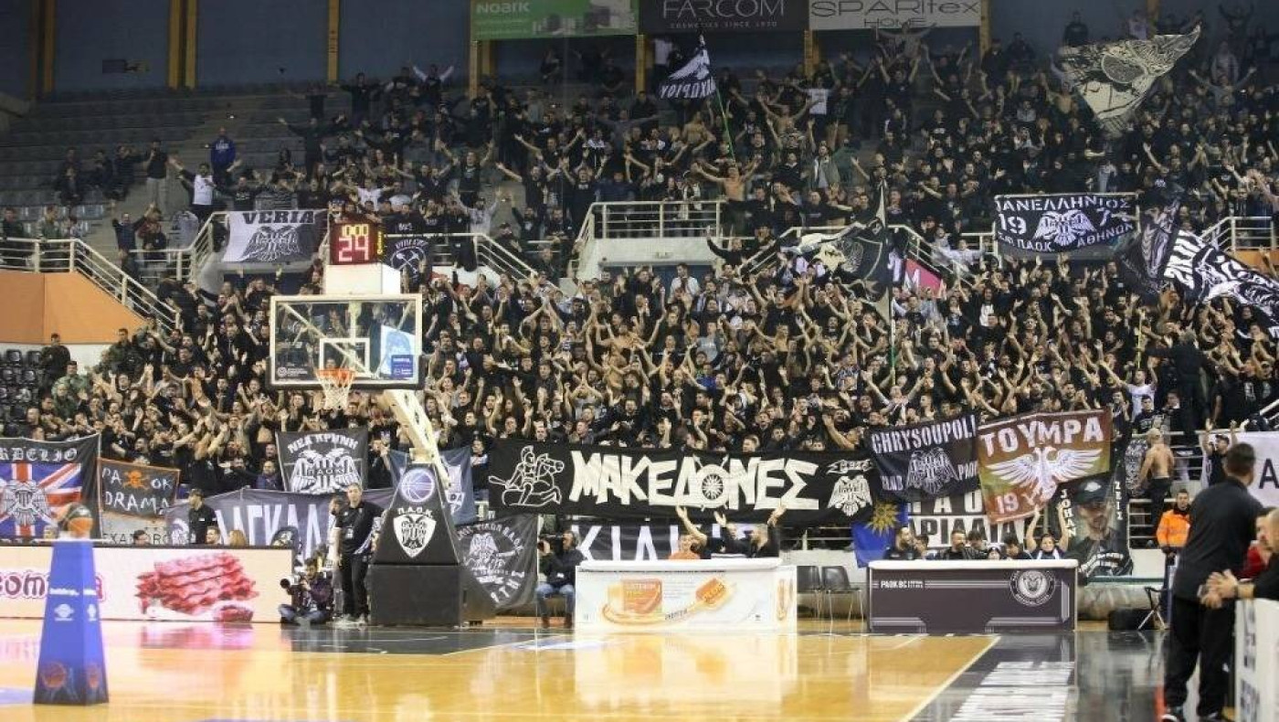 Οπαδοί ΠΑΟΚ προς παίκτες: «Σηκώστε το κεφάλι και δώστε τα όλα»
