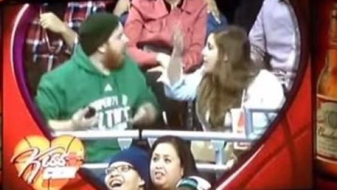 Μασκότ «έκλεψε» το κορίτσι φιλάθλου στο NBA! (video)