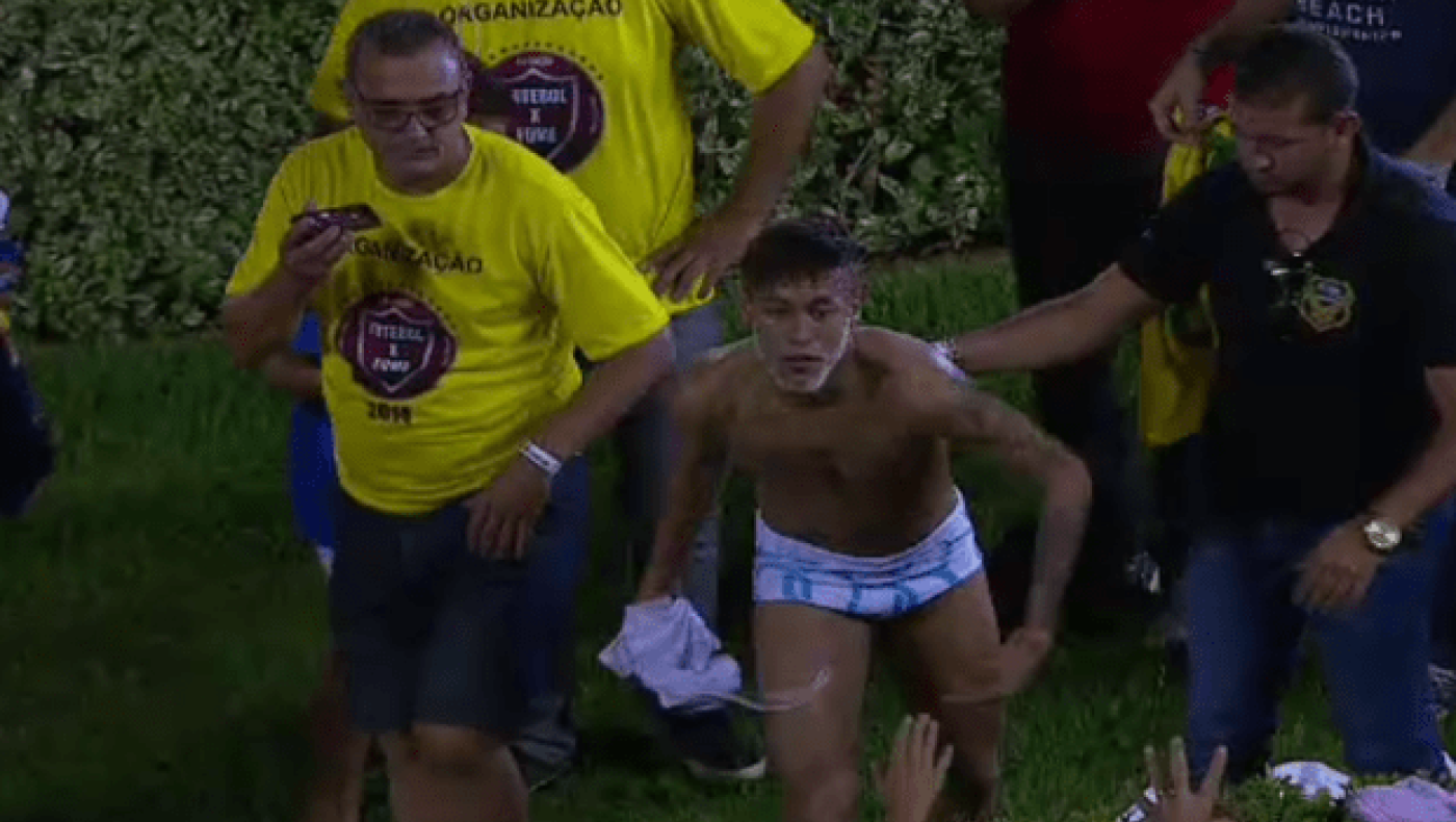 Βγήκε από τα… ρούχα του ο Νεϊμάρ (video)