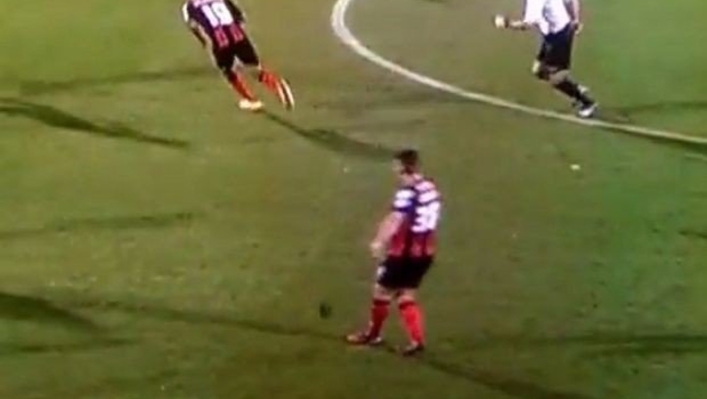 Του έπεσε η περούκα στον αγωνιστικό χώρο! (VIDEO)