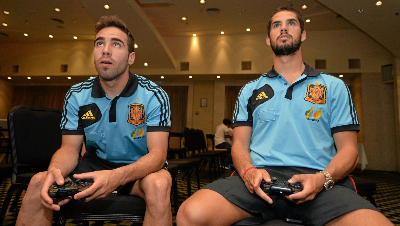 Ο Καρβαχάλ έχασε από τον Ίσκο στο FIFA και έσπασε το χεριστήριο του Playstation!