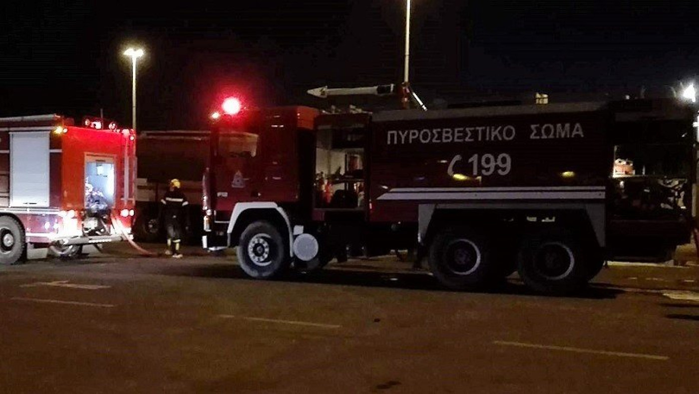 Πυκνοί καπνοί από φωτιά σε ισόγειο οικοδομής στη Θεσσαλονίκη