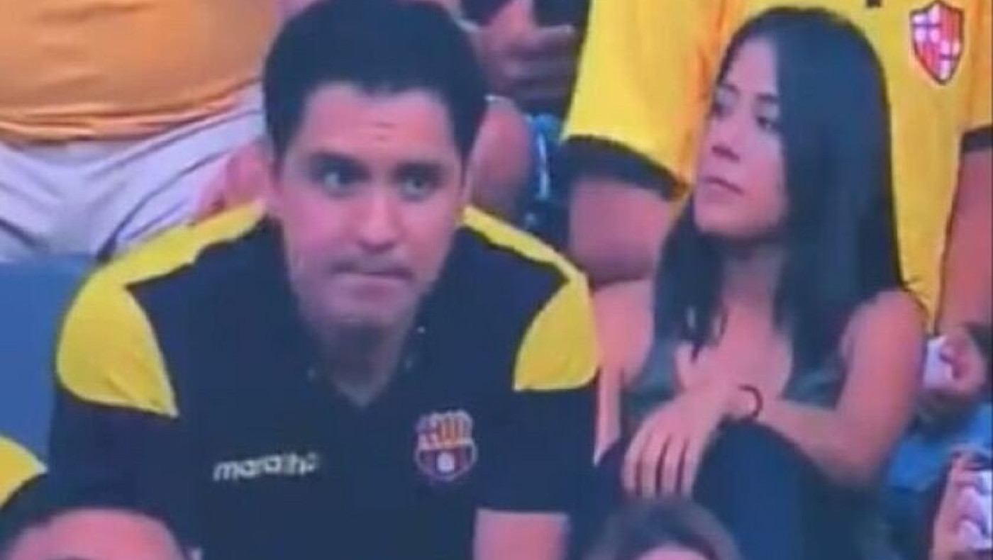 Οπαδός πιάστηκε από την κάμερα να φιλιέται με την παράνομη σχέση του!