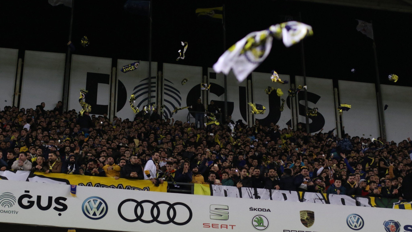 Οι οπαδοί της Φενέρ πρόσφεραν τα κασκόλ τους στους σεισμοπαθείς