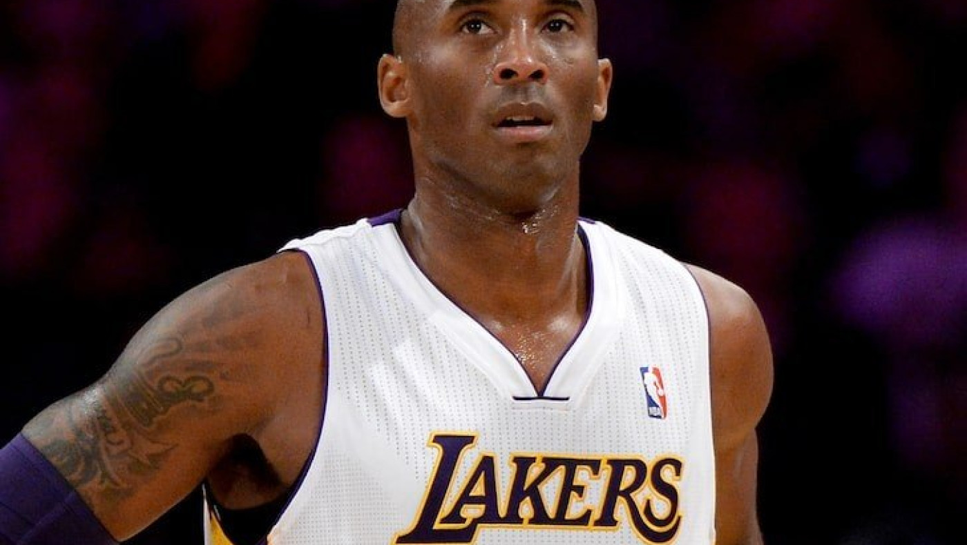 Η μικρή κόρη του Κόμπι ποζάρει μπροστά από τα δαχτυλίδια του και «σπάει» καρδιές