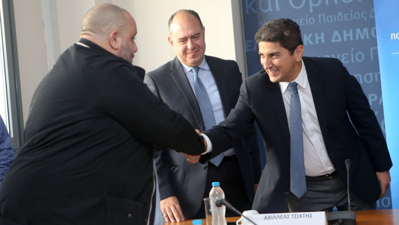 Αδειάζει τον Αυγενάκη η κυβέρνηση: Αλλαγή στην τροπολογία για τους κατάδικους παράγοντες