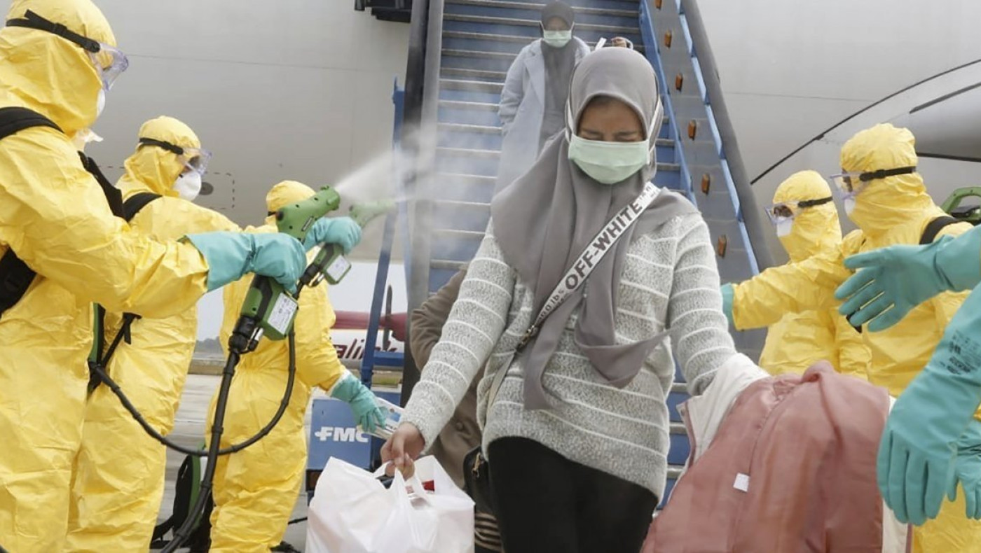 Κοροναϊός: Ψεκάζουν επιβάτες αεροπλάνων