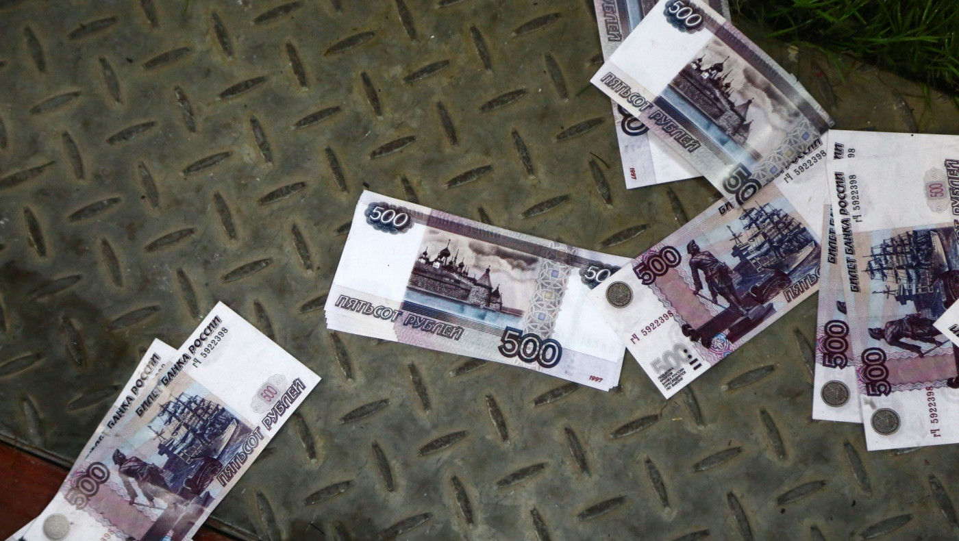 Χαμός στο Καραϊσκάκης, πέταξαν ρούβλια στους παίκτες της Ξάνθης