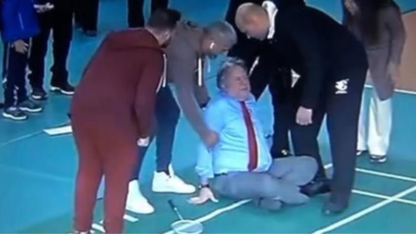 H τούμπα του Γιώργου Κατρούγκαλου την ώρα που έπαιζε μπάντμιντον