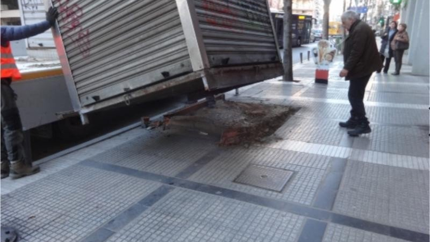Θεσσαλονίκη: Ξεριζώθηκαν επτά περίπτερα στο κέντρο της πόλης