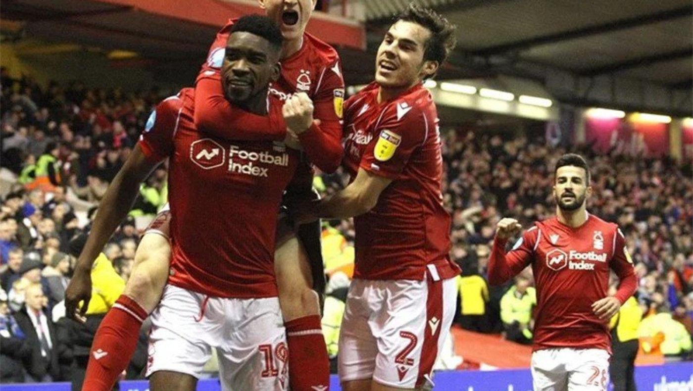 Θυμίζει μικρά παιδιά, που παίζουν στρατιωτάκια…