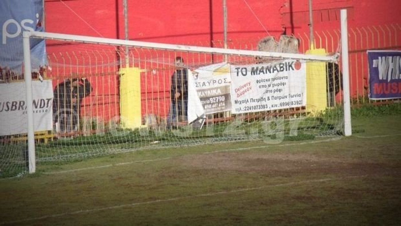 Ξεκόλλησε το δοκάρι την ώρα του αγώνα!