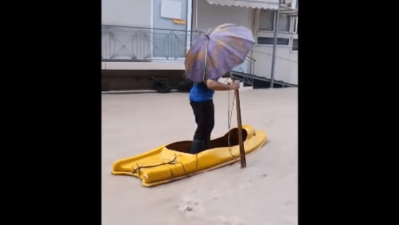 Πλημμύρισε η Ρόδος και βγήκε ο... κόσμος με κανό