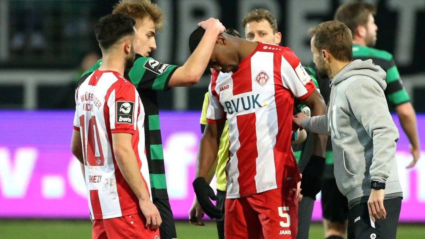 Ρατσιστικό κρούσμα στη Γερμανία, πέταξαν εκτός γηπέδου τον οπαδό!