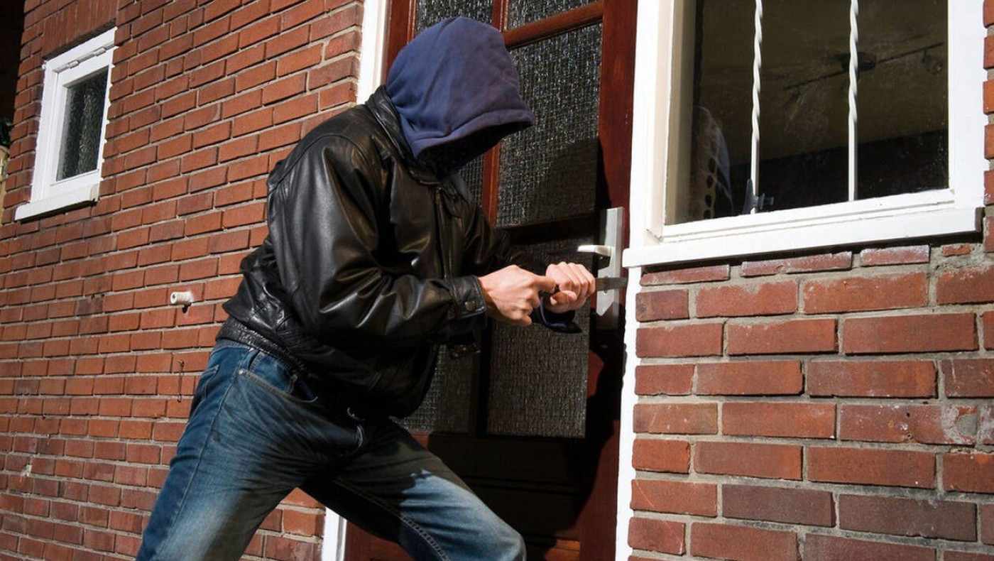 ΑΠΙΣΤΕΥΤΟ: Κλέβουν μεταλλικά πόμολα και τα πωλούν για ανακύκλωση