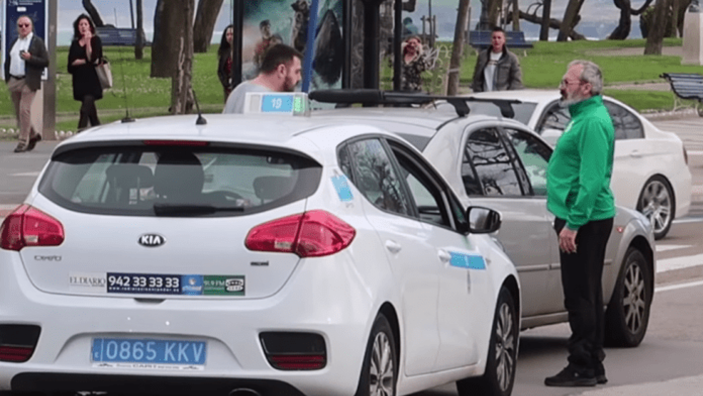 Απίστευτο: Οπαδός της Σανταντέρ έσπασε ταξί