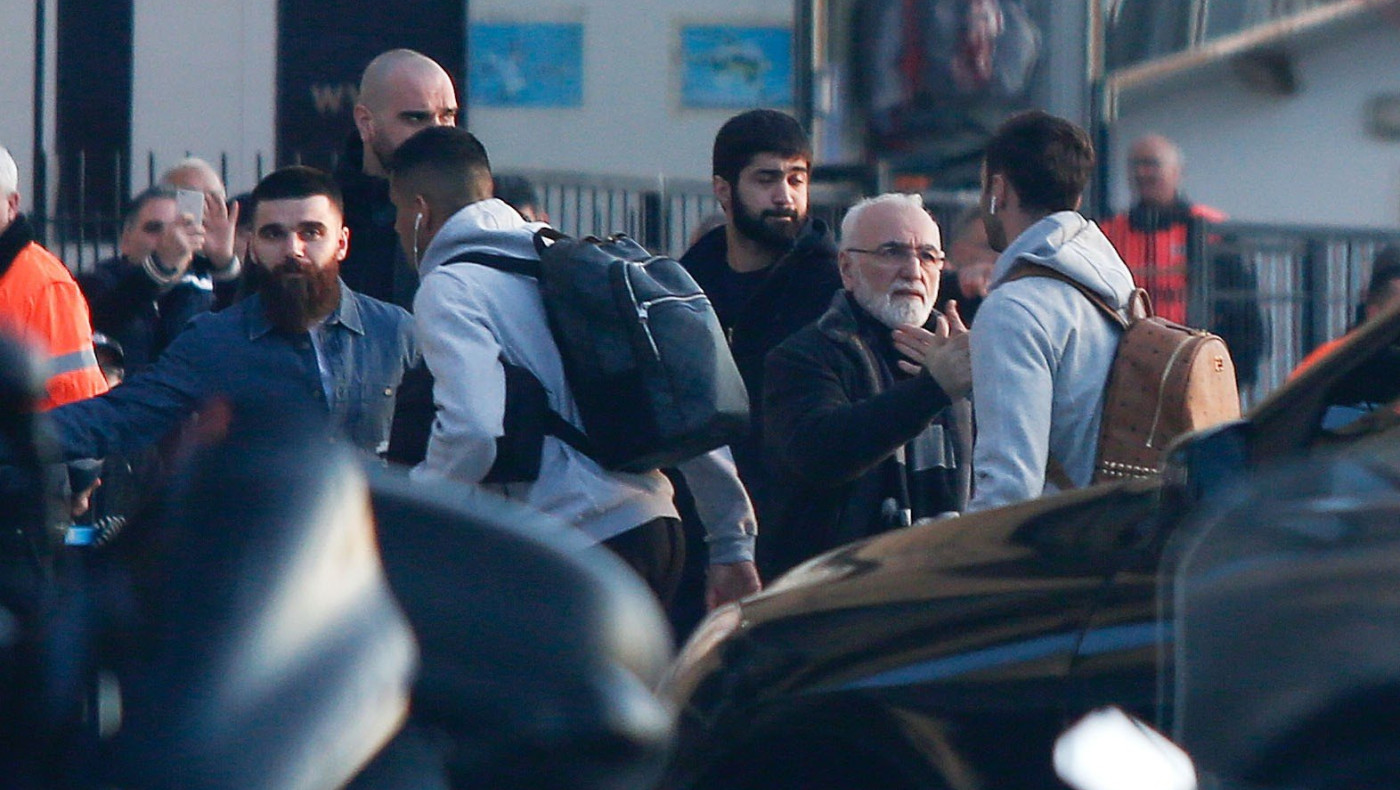 Αγκαλιές Σαββίδη στους παίκτες του ΠΑΟΚ πριν τη μάχη με Ολυμπιακό