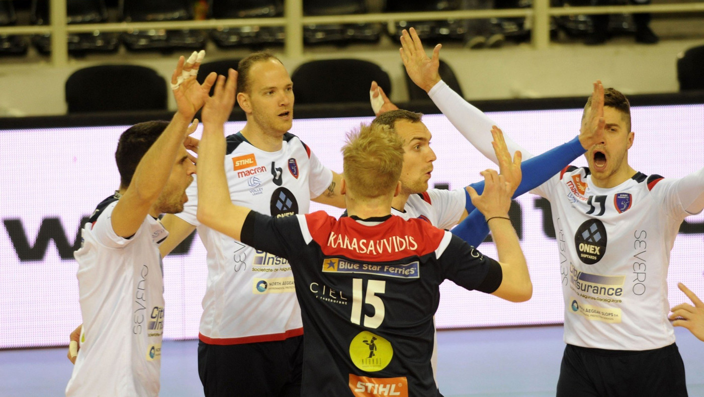 Νίκη του ΠΑΟΚ επί του Φοίνικα, προσωρινή διακοπή λόγω πανό