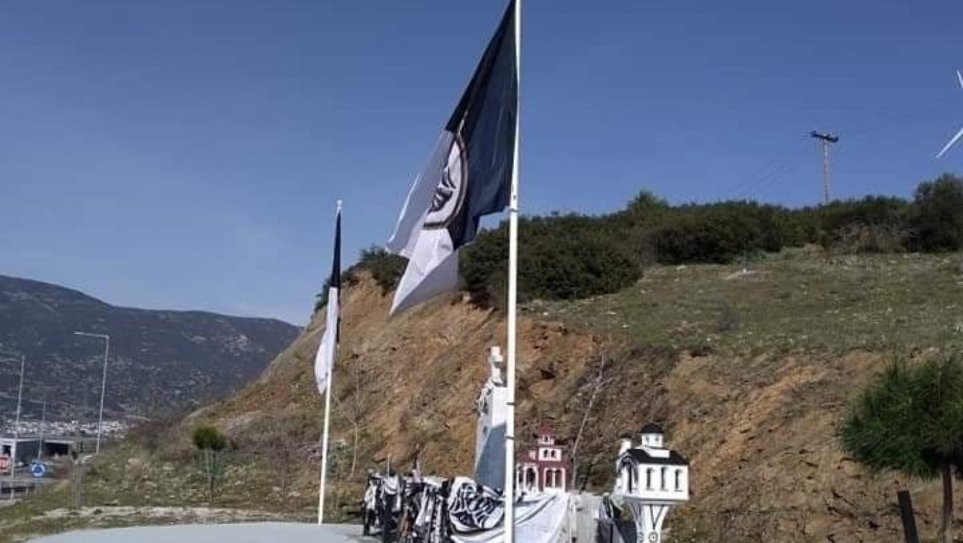 ΠΑΟΚ: Άλλαξαν από οπαδούς οι φθαρμένες σημαίες στα Τέμπη