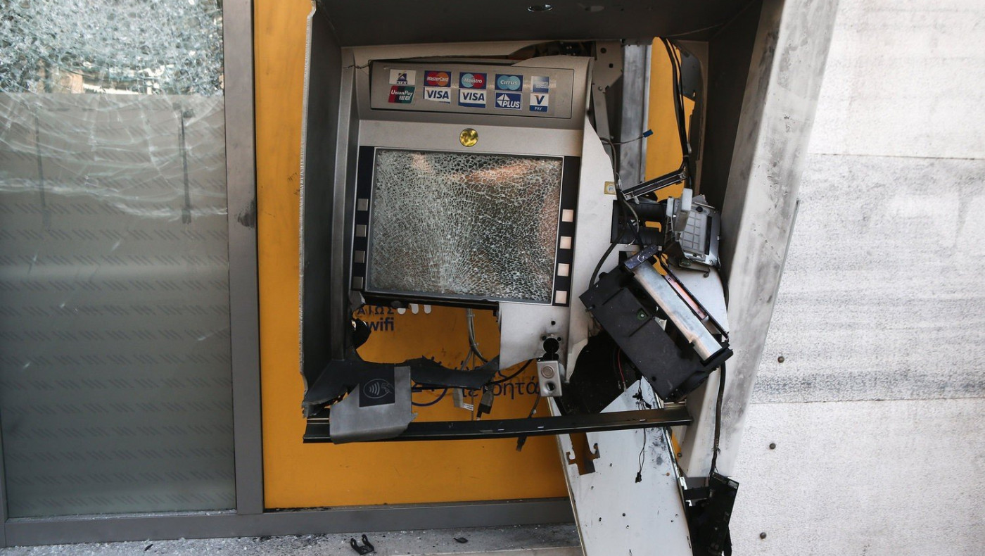 Εμπρηστική επίθεση σε ΑΤΜ τα ξημερώματα στην Καλαμαριά