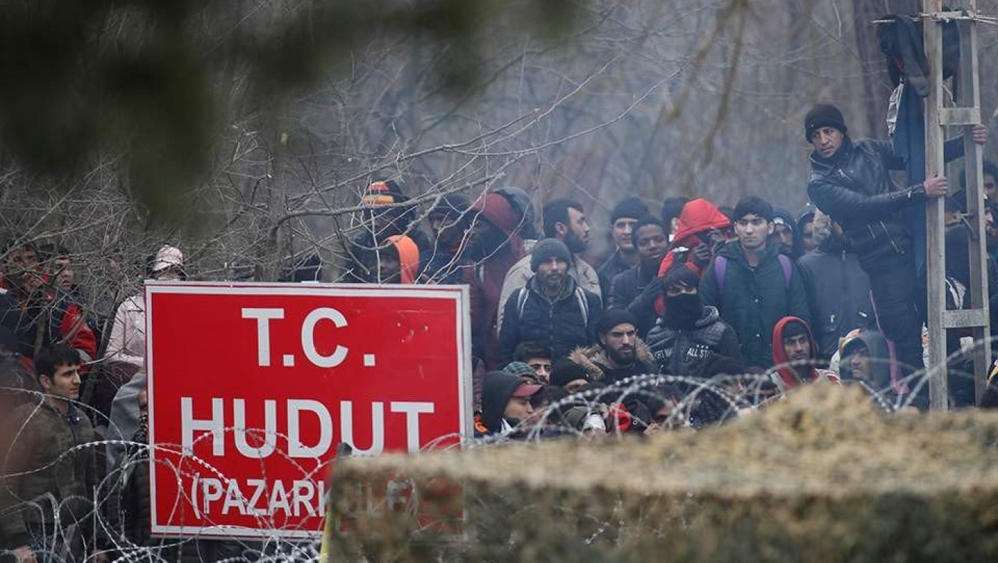 Τούρκοι αστυνομικοί εκτοξεύουν δακρυγόνα στην Ελλάδα