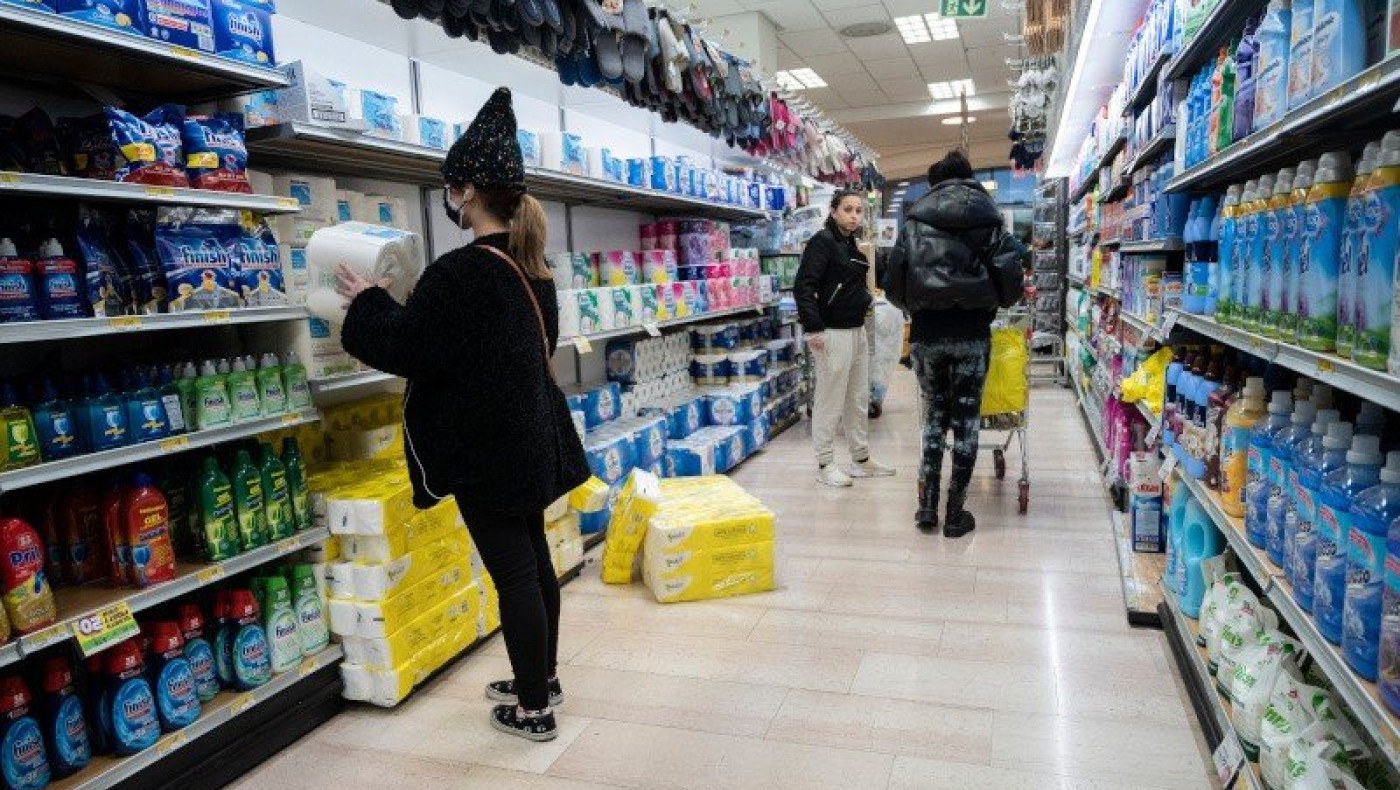 Καταντάει γελοίο το να πειθαρχούμε με τον βούρδουλα, αλλά γι' αυτό φταίμε εμείς