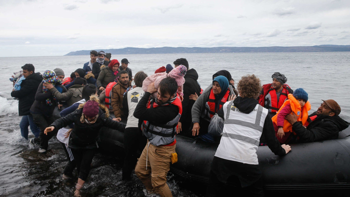 Λέσβος: Πολίτες εμποδίζουν τη μεταφορά μεταναστών στη Μόρια