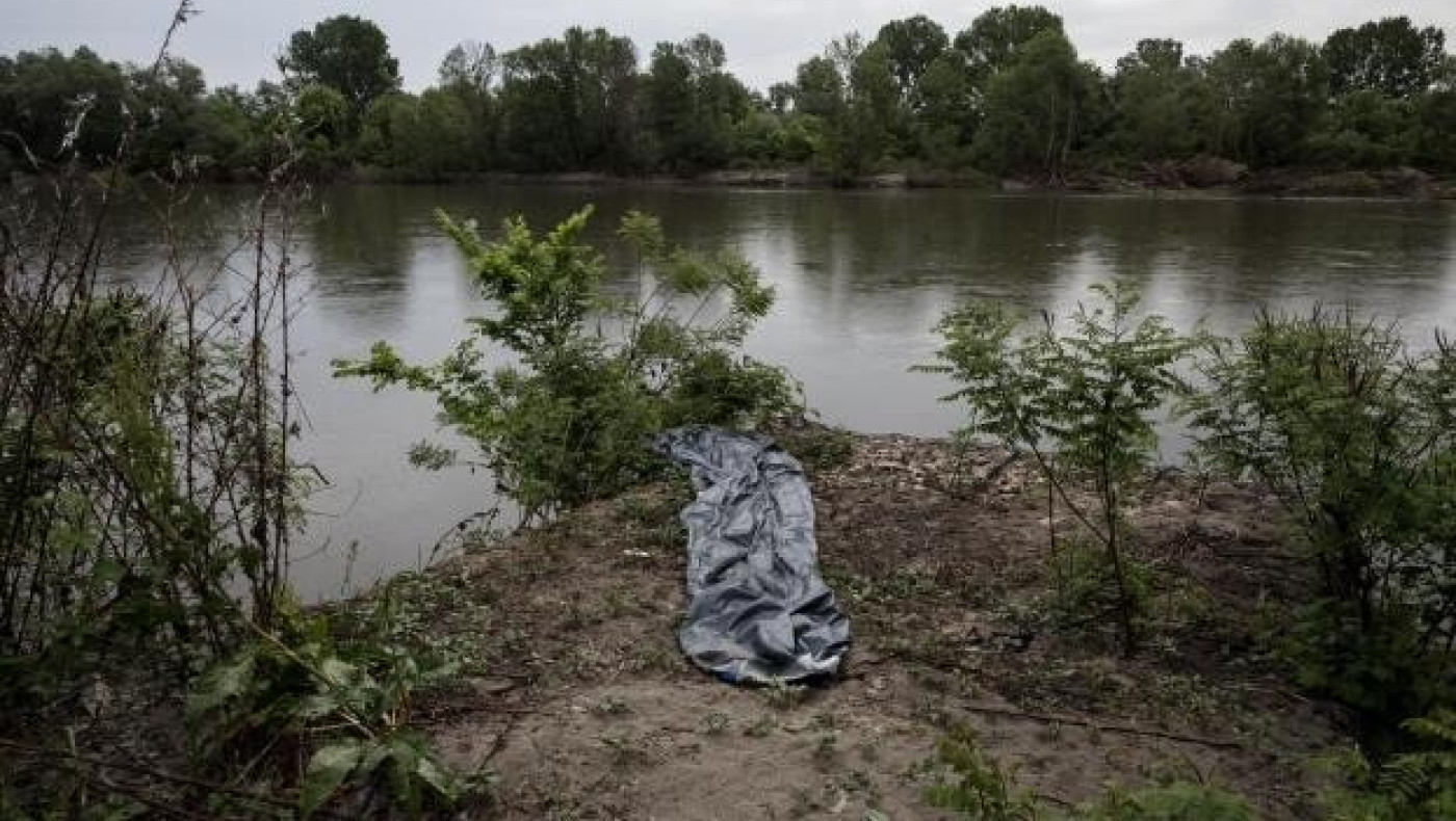 Μετανάστες κολυμπούν στον Έβρο για να περάσουν στην Ελλάδα