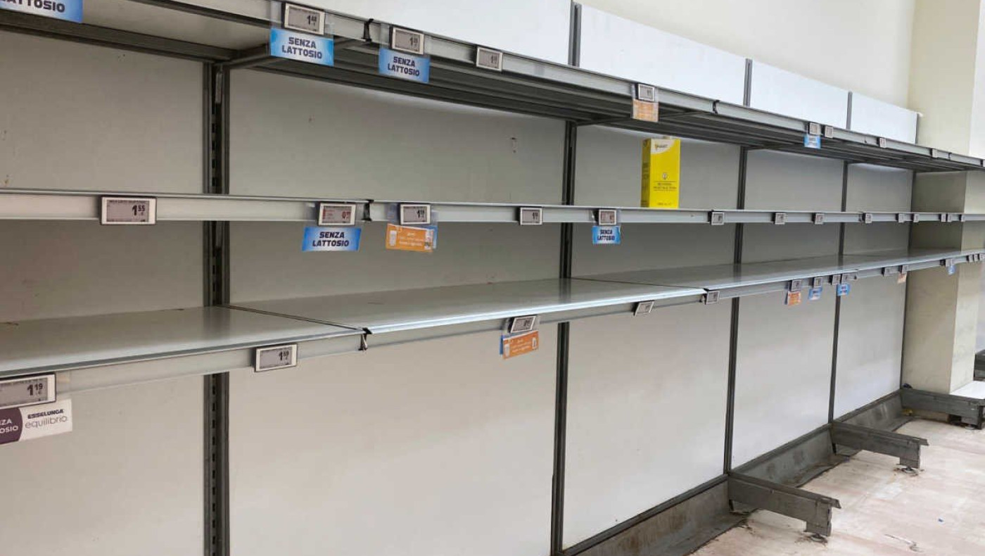 Ουρές και άδεια ράφια στα ιταλικά καταστήματα λόγω κορωναϊού