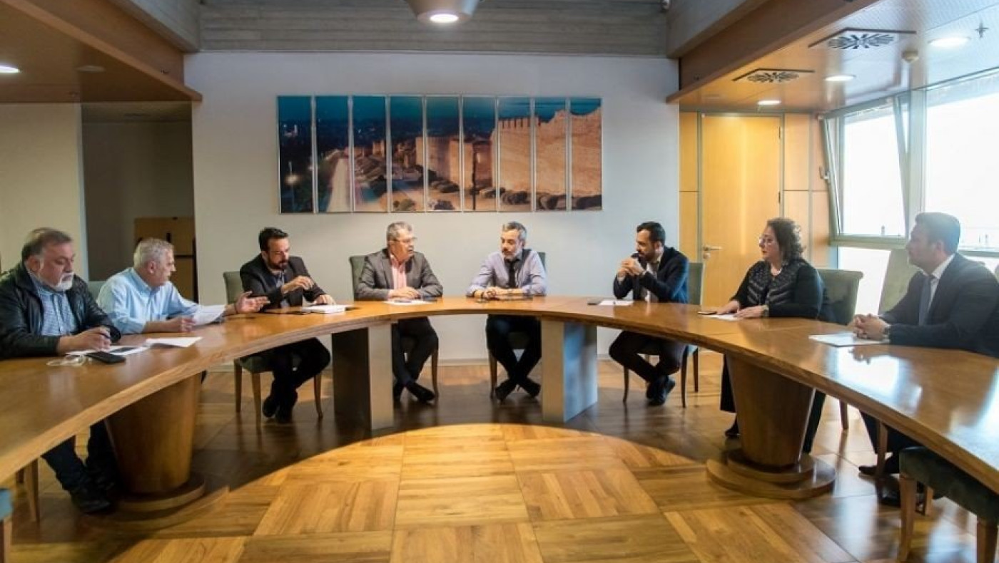 Σύσκεψη Ζέρβα με αντιδημάρχους στο Δημαρχείο για τον κορωνοϊο